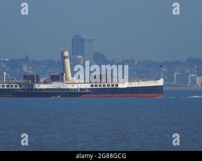 Sheerness, Kent, Großbritannien. Juli 2021. Der historische Raddampfer „Medway Queen“ wurde heute früh auf dem Weg nach Ramsgate an Sheerness, Kent vorbeigeschleppt. Das Schiff, das gerade restauriert wird, stammt aus dem Jahr 1923 und wurde 1940 als "Heldin von Dünkirchen" bekannt, nachdem es bei der Evakuierung britischer Truppen aus der Normandie geholfen hatte. (Südküste im Hintergrund). Kredit: James Bell/Alamy Live Nachrichten Stockfoto