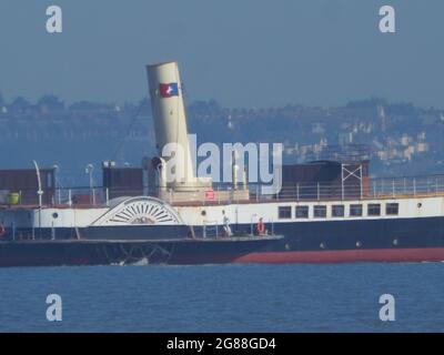 Sheerness, Kent, Großbritannien. Juli 2021. Der historische Raddampfer „Medway Queen“ wurde heute früh auf dem Weg nach Ramsgate an Sheerness, Kent vorbeigeschleppt. Das Schiff, das gerade restauriert wird, stammt aus dem Jahr 1923 und wurde 1940 als "Heldin von Dünkirchen" bekannt, nachdem es bei der Evakuierung britischer Truppen aus der Normandie geholfen hatte. (Südküste im Hintergrund). Kredit: James Bell/Alamy Live Nachrichten Stockfoto