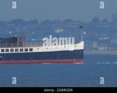 Sheerness, Kent, Großbritannien. Juli 2021. Der historische Raddampfer „Medway Queen“ wurde heute früh auf dem Weg nach Ramsgate an Sheerness, Kent vorbeigeschleppt. Das Schiff, das gerade restauriert wird, stammt aus dem Jahr 1923 und wurde 1940 als "Heldin von Dünkirchen" bekannt, nachdem es bei der Evakuierung britischer Truppen aus der Normandie geholfen hatte. (Südküste im Hintergrund). Kredit: James Bell/Alamy Live Nachrichten Stockfoto