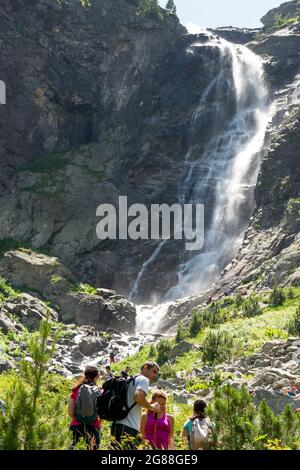 Bergwandern in Bulgarien. Wanderer am Skakavitsa Wasserfall als dem höchsten Wasserfall im Rila-Berg, Bulgarien, Balkan Stockfoto