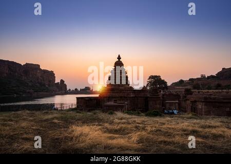 Badami, Karnataka, Indien - 10. Januar 2020 : EINE Gruppe von Bhuthanatha-Tempeln am östlichen Ende des Agastya Tirtha-Sees bei Badami, Karnataka, Indien Stockfoto