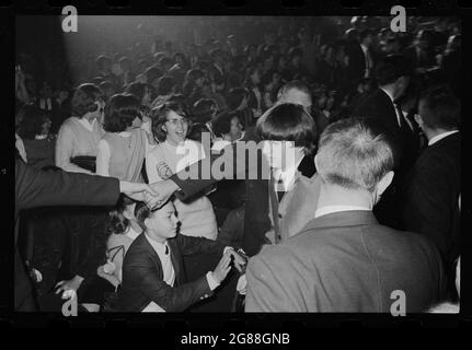 Beatles-Fans im Washington Coliseum, 11. Februar 1964. Schreiende Fans im Publikum. Ringo Starr beim Spazierengehen. Trikosko, Marion S., Fotografin. Stockfoto