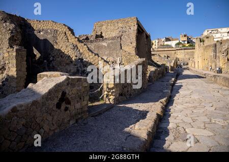 Ruinen, Straßen und Gebäude der alten römischen Stadt Ercolano - Herculaneum, zerstört durch den Ausbruch des Vesuv oder Vesuv Vulkan. Stockfoto