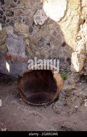 Thermopolium oder Taberna (Köchin) in Ercolano - Herculaneum, alte römische Stadt, die durch den Ausbruch des Vulkans Vesuv oder Vesuv zerstört wurde. Stockfoto