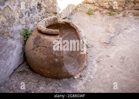 Thermopolium oder Taberna (Köchin) in Ercolano - Herculaneum, alte römische Stadt, die durch den Ausbruch des Vulkans Vesuv oder Vesuv zerstört wurde. Stockfoto