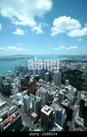 Panorama Skyline Blick vom Aukland Sky Tower über Neuseelands größter Stadt Stockfoto