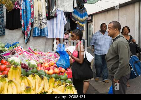 Multi-Ethic-Shopper an einem Obst- und Gemüsestände, Brixton Market, London, Großbritannien. 8 August 2009 Stockfoto