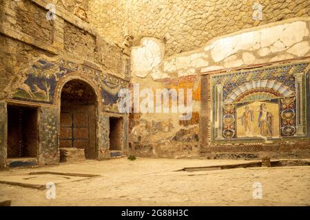 Ein römisches Mosaik an einer Wand im Haus von Neptun und Amphitrit. Ruinen der alten römischen Stadt Ercolano - Herculaneum, durch Vulkanausbruch zerstört Stockfoto