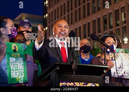 Washington, DC, USA, 17. Juli 2021. Im Bild: Der texanische Repräsentant Carl Sherman spricht bei der DC Good Trouble Vigil for Democracy am ersten Jahrestag des Todes des Stimm- und Bürgerrechtikons John Lewis. Er ist von einigen seiner texanischen Kollegen umgeben, die den Staat verlassen haben, um die Verabschiedung eines republikanischen Gesetzentwurfs zur Einschränkung der Stimmrechte zu verhindern. DC Vote, Common Cause und 9 andere Organisationen unterstützten die Mahnwache, um Lewis zu ehren und den Kongress zu drängen, das Stimmrechtsgesetz zu verabschieden, das seinen Namen trägt. Kredit: Allison Bailey / Alamy Live Nachrichten Stockfoto