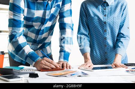 Designer arbeiten mit Farbfeldern Stockfoto