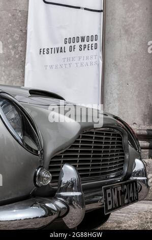 Die ersten zwanzig Jahre Feier beim Goodwood Festival of Speed 2013. Aston Martin DB5 Registrierung BMT 214A wie in James Bond Film Goldeneye getragen Stockfoto
