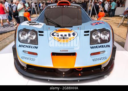 McLaren F1 GTR in Gulf Lackierung beim Goodwood Festival of Speed Motorsport Event 2013, im McLaren 50, 50. Jubiläumsbereich Stockfoto