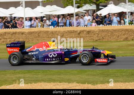 Red Bull RB7 rast beim Goodwood Festival of Speed 2013 den Bergaufstieg hinauf. Formel 1, Grand-Prix-Rennwagen Stockfoto