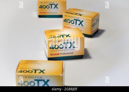 Eastman Kodak Filmrollboxen Reihen sich aus Tri-X 400 Schwarz-Weiß-Film mit glattem Hintergrund zusammen Stockfoto