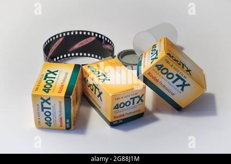 Vintage-Photograhy-Ausrüstung mit Kodak Filmrollen-Boxen aus Tri-X 400 Schwarz-Weiß-Film und einem entwickelten Stück Filmrolle auf einem glatten Hintergrund Stockfoto