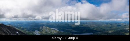 Hochauflösendes Panoramabild vom Gipfel des Gaustatoppen in Norwegen Stockfoto