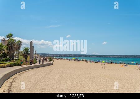 Platja de Palma, Spanien; 16 2021. juli: Allgemeine Ansicht des Strandes von Palma de Mallorca an einem sonnigen Sommertag, mit Touristen an seinen Stränden nach dem Cov Stockfoto