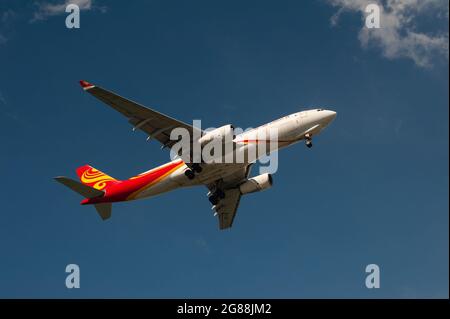 23.06.2021, Singapur, Republik Singapur, Asien - EIN Hongkong Air Cargo Airbus A330-200-Frachtschiff nähert sich dem Flughafen Changi zur Landung. Stockfoto