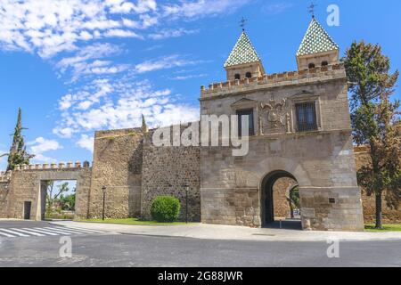 Die Puerta de la Bisagra (Tor von Bisagra) in der mittelalterlichen Stadt Toledo, Spanien. Stockfoto