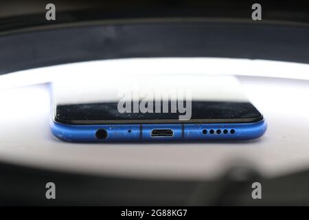 Nahaufnahme des Smartphones mit Blick auf den Ladestift, den Kopfhöreranschluss und den Lautsprecher. Smartphone-Details Stockfoto
