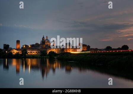 Die Skyline von Mantua (Mantova) in der Abenddämmerung. Wunderschöne italienische Stadt, die sich über die Gewässer des Flusses Mincio spiegelt. Stockfoto