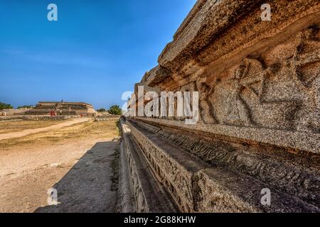 Hampi, Karnataka, Indien - 14. Januar 2020 : der Blick auf Mahanavami Dibba oder die Dussehra-Plattform ist das, was vom Victory Palace übrig bleibt. Höchste Struktur in Stockfoto