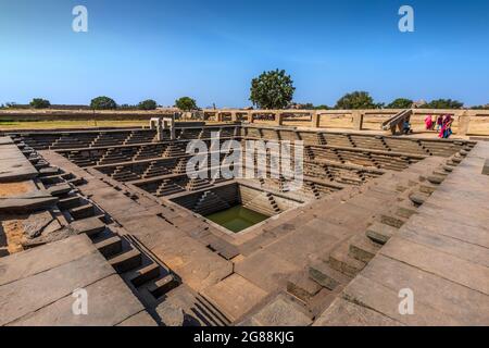 Hampi, Karnataka, Indien - 14. Januar 2020 : symmetrischer viereckiger Wasserbehälter (Stepwell) im Inneren der königlichen Einhausung in Hampi. Stockfoto