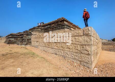 Hampi, Karnataka, Indien - 14. Januar 2020 : der Blick auf Mahanavami Dibba oder die Dussehra-Plattform ist das, was vom Victory Palace übrig bleibt. Höchste Struktur in Stockfoto