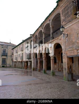 PLAZA MAYOR-ZONA PORTICADA CON EL AYUNTAMIENTO(1653). Lage: AYUNTAMIENTO. Medinaceli. Soria. SPANIEN. Stockfoto