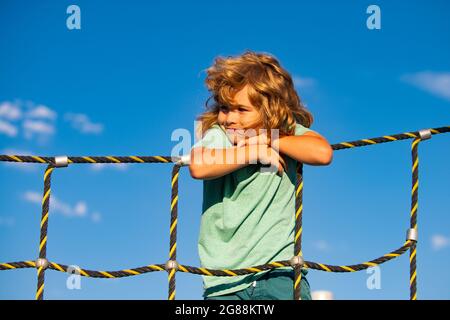 Porträt von niedlichen Jungen Kind tun Rock Klettern im Hintergrund. Stockfoto