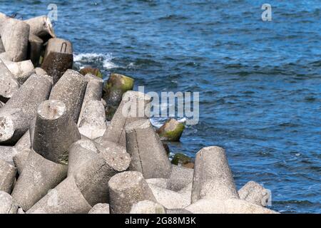 Ein Betonbrecher, der am Ufer der Ostsee aufgestellt wurde Stockfoto