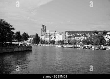 Ikonisches Stadtbild von Zürich, Grossmünster im Hintergrund, Schweiz Stockfoto