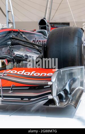 McLaren MP4/24 Formel 1, Grand-Prix-Rennwagen beim Goodwood Festival of Speed 2013. Aerodynamik von Frontflügel und Endplatte. Komplexe Form Stockfoto