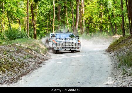 1983 Martini Racing Lancia Rally 037 Rallye-Autorennen auf der Rallye-Bühne beim Goodwood Festival of Speed 2013. Farbgebung des Lancia Martini Stockfoto