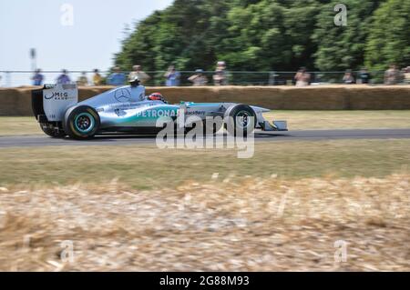 Mercedes W04 Formel 1, Grand-Prix-Rennwagen beim Goodwood Festival of Speed 2013, der mit Zuschauern die Schanzenkletterstrecke hinauf fährt Stockfoto