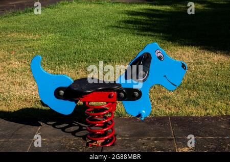 Blue Swing Hundespielzeug Wippe für Kinder Stockfoto