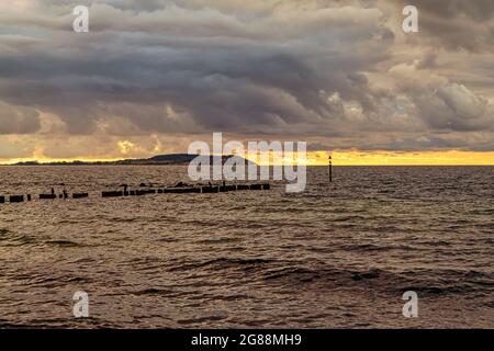 Dunkle Wolken über der Insel Hiddensee, von Dranske aus gesehen, Mecklenburg-Vorpommern, Deutschland Stockfoto