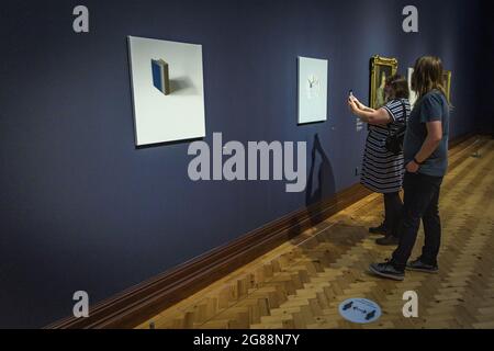 Edinburgh, Schottland. Samstag, 17. Juli 2021. Die ersten Besucher besuchen die neueste Ausstellung der schottischen Künstlerin Alison Watt ‘A Portrait Without Gleichnis’ in der Scottish National Portrait Gallery. Alison Watt hat eine Reihe neuer Gemälde als Reaktion auf die Praxis des gefeierten Porträtkünstlers Allan Ramsay aus dem 18. Jahrhundert geschaffen. Die Ausstellung ist vom 17. Juli 2021 bis zum 9. Januar 2022 zu sehen. Stockfoto