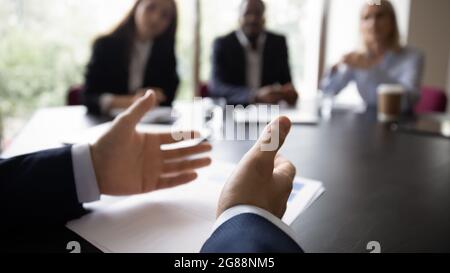 Hände eines Geschäftsführers, Führungskraft im Gespräch mit einem vielfältigen Team Stockfoto