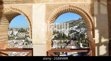 Blick von der Spitze Granadas auf die Burg Alhambra Stockfoto
