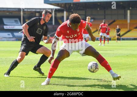 BURSLEM, GROSSBRITANNIEN. 17. JULI Jayden Richardson von Nottingham Forest schützt den Ball während des Vorsaison-Freundschaftsspiel zwischen Port Vale und Nottingham Forest im Vale Park, Burslem am Samstag, dem 17. Juli 2021. (Kredit: Jon Hobley | MI News) Kredit: MI Nachrichten & Sport /Alamy Live News Stockfoto