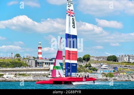 Großbritannien, geleitet von Paul Goodison, fuhr am ersten Renntag beim britischen SailGP in Plymouth, Devon, Großbritannien, am 17. Juli 2021 an der Hoe vorbei. Foto von Phil Hutchinson. Nur zur redaktionellen Verwendung, Lizenz für kommerzielle Nutzung erforderlich. Keine Verwendung bei Wetten, Spielen oder Veröffentlichungen einzelner Clubs/Vereine/Spieler. Stockfoto