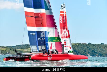 Großbritannien, geleitet von Paul Goodison, fuhr am ersten Renntag beim britischen SailGP in Plymouth, Devon, Großbritannien, am 17. Juli 2021 an der Hoe vorbei. Foto von Phil Hutchinson. Nur zur redaktionellen Verwendung, Lizenz für kommerzielle Nutzung erforderlich. Keine Verwendung bei Wetten, Spielen oder Veröffentlichungen einzelner Clubs/Vereine/Spieler. Stockfoto