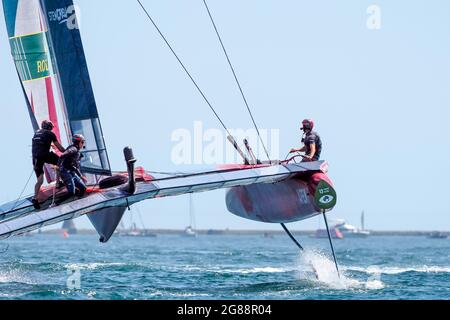 Großbritannien wurde am ersten Renntag beim britischen SailGP in Plymouth, Devon, Großbritannien, am 17. Juli 2021 von Paul Goodison an der Spitze des Rennens stehen. Foto von Phil Hutchinson. Nur zur redaktionellen Verwendung, Lizenz für kommerzielle Nutzung erforderlich. Keine Verwendung bei Wetten, Spielen oder Veröffentlichungen einzelner Clubs/Vereine/Spieler. Stockfoto