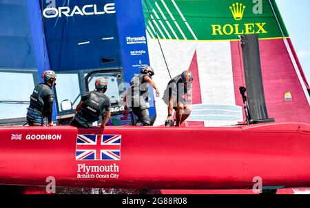 Großbritannien wurde am ersten Renntag beim britischen SailGP in Plymouth, Devon, Großbritannien, am 17. Juli 2021 von Paul Goodison an der Spitze des Rennens stehen. Foto von Phil Hutchinson. Nur zur redaktionellen Verwendung, Lizenz für kommerzielle Nutzung erforderlich. Keine Verwendung bei Wetten, Spielen oder Veröffentlichungen einzelner Clubs/Vereine/Spieler. Stockfoto