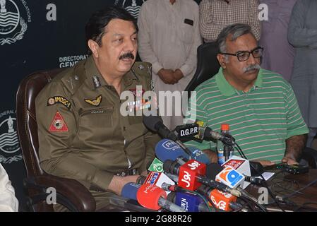 Inam Ghani, Generalinspekteur der pakistanischen Polizei, sprach zu einer wichtigen Pressekonferenz nach dem Tod des Chefs von „Ladi Gang“ in Dera Ghazi Khan bei der Generaldirektion für Öffentlichkeitsarbeit (DGPR) Lahore. Während eines Feuerwechsels wurden der Bandenkommandeur Khuda Bakhsh und Majeed Jindo, der Drahtzieher der Bande, getötet, der berüchtigte Khuda Bukhsh hatte kürzlich ein Video gepostet, in dem die Hände, Ohren und Nase einer Person wurden von dem berüchtigten Gangster brutal abgehackt.der Premierminister hatte der Provinzregierung, dem Polizeichef und den Top-Beamten der Ranger befohlen, die Nase zu strinnen Stockfoto