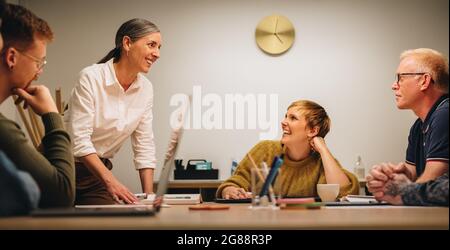 Geschäftspartner im Vorstandssitzung. Briefing-Projekt für weibliche Führungskraft an Kollegen im Meeting. Stockfoto