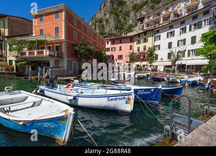 Hafen der berühmten Stadt Limone sul Garda am Gardasee in Italien Stockfoto