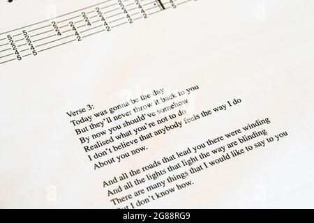 Eine Gitarrenreiter/ein Tischbuch mit einer Seite mit dem Text für den Oasis-Song „Wonderwall“ aus ihrem zweiten Album „What's the Story Morning Glory“ Stockfoto