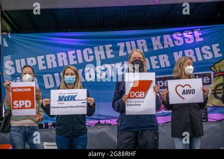 L-R: Claudia Tausend ( SPD ), Verena Bentele ( Sozialverband VDK ), Simone Burger ( DGB ) und AWO. Am 17.07.2021 fand in München eine von dem Bündnis 'Superreiche zur Kasse! Für die Kosten der Krese' ins Leben gerufene Kundgebung auf der Theresienwiese statt. In what under other needed will, that the through the Coronakrise constanken costs not on the accommended hangen bleiben, sondern the Superreichen and Gewinner der Aufstieg for this exekupt solly. (Foto von Alexander Pohl/Sipa USA) Stockfoto